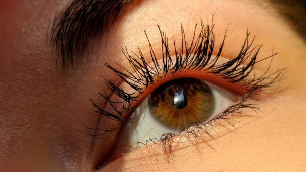 como obtener pestanas largas y voluminosas con mascara