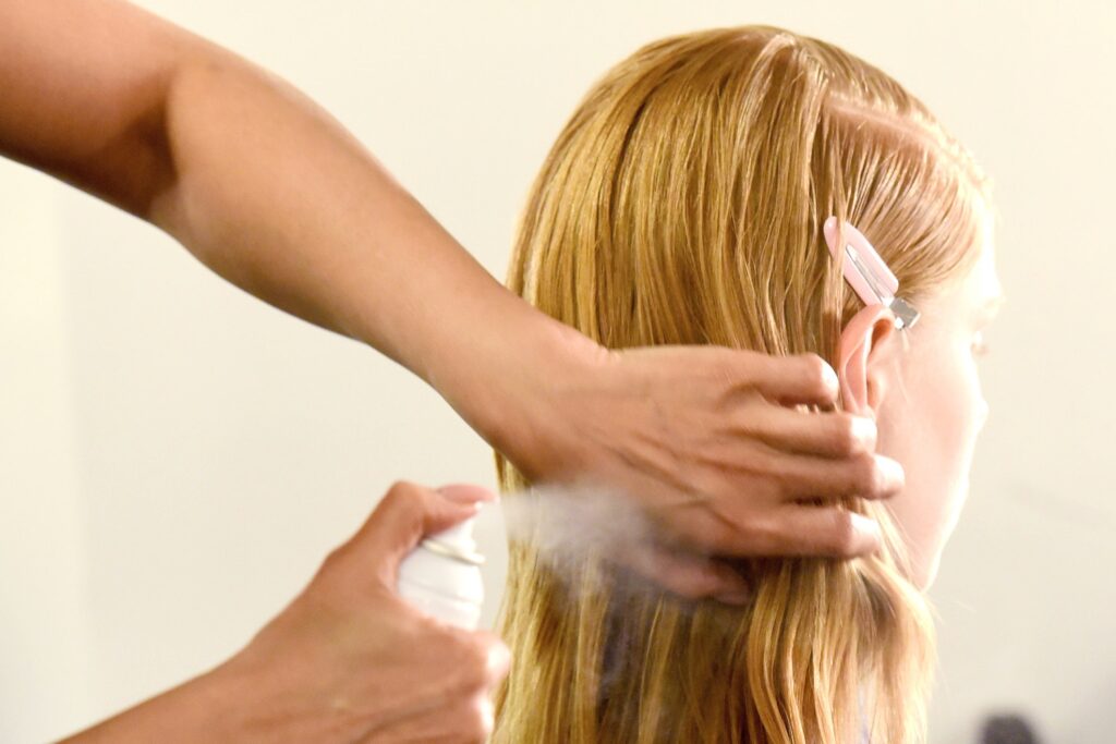 como se llama el spray que endurece el cabello