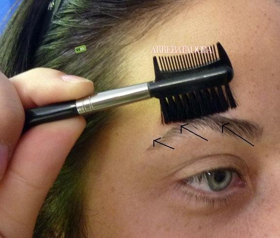como usar un peine de cejas