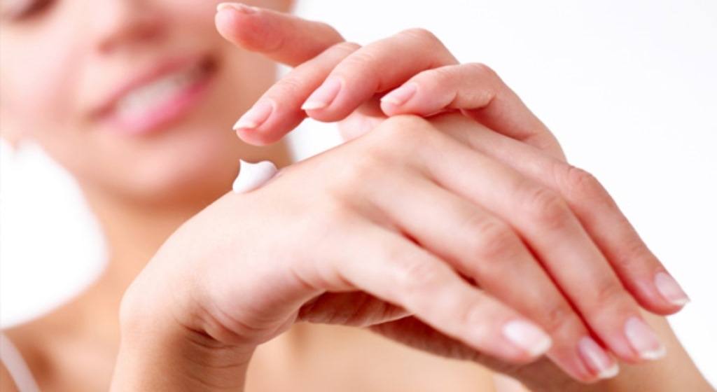 como utilizar una crema para manos efectivamente