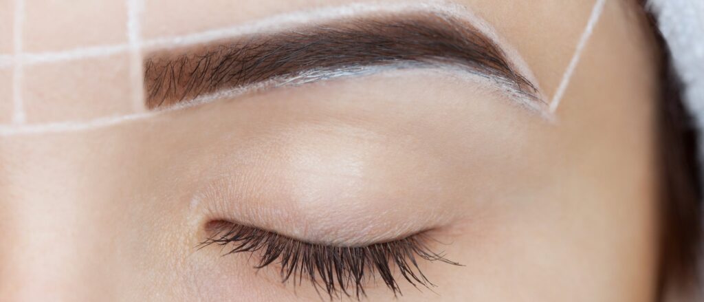 cual es la diferencia entre peinar las cejas y depilarlas