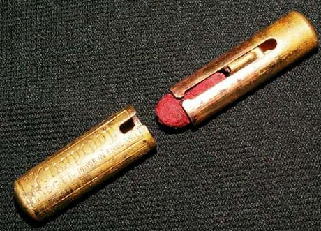cual fue el primer labial
