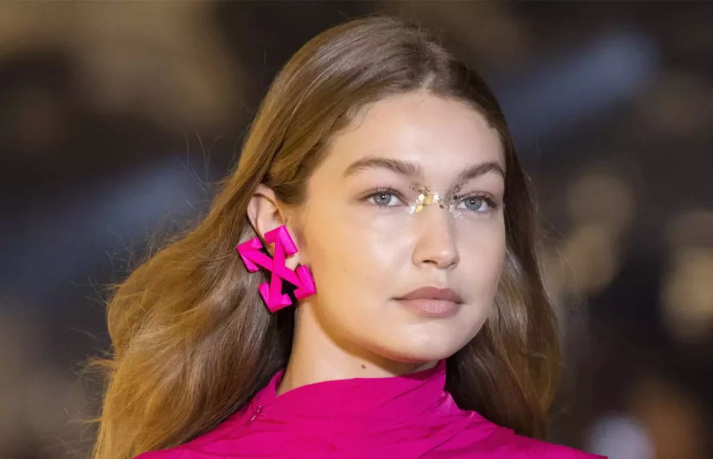 puede el gel para cejas ayudar a fijar y mantener mis cejas rebeldes en su lugar