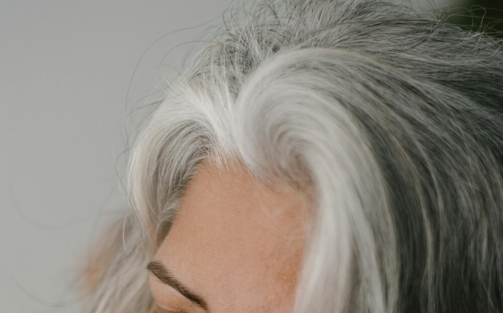 puede el uso excesivo de productos para el cabello causar canas